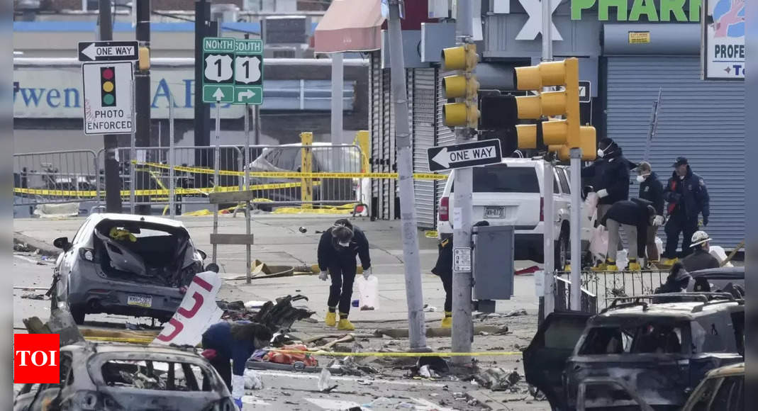 Toll-rises-to-7-dead-19-hurt-in-Philadelphia-plane.jpg