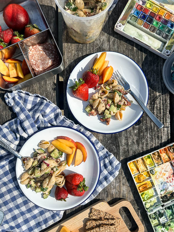 From blankets to beverages, this all-in-one picnic packing checklist from Shutterbean helps you prep the perfect outdoor meal. Save this guide for easy picnic planning all season long.