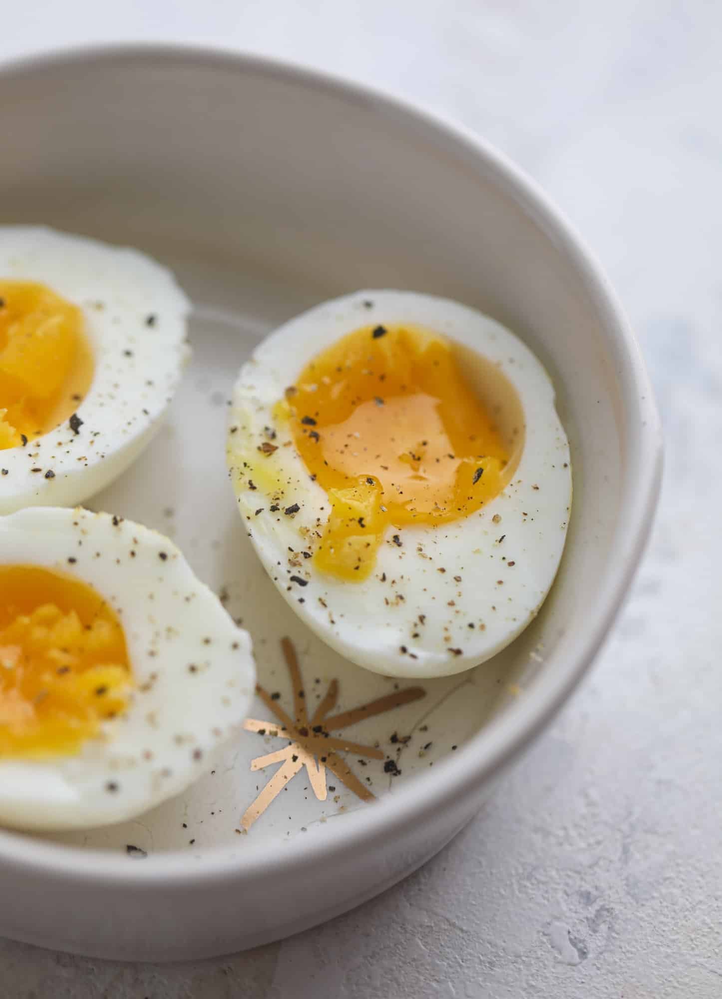 This is my favorite way to make an incredible smoked salmon platter! Fresh smoked salmon with bagels, soft boiled eggs, cream cheese and capers, everything seasoning and so much more. Perfect for holiday breakfasts and brunches! I howsweeteats.com #smokedsalmon #platter